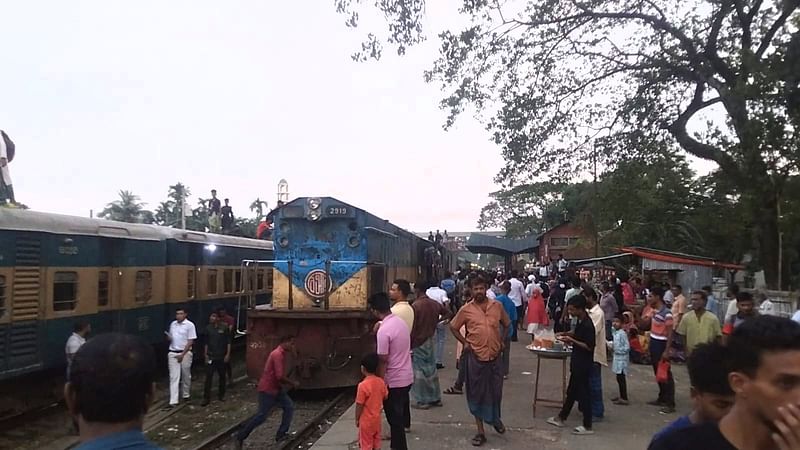 গাজীপুরের শ্রীপুর রেলস্টেশনে বিকল হয়েছে জামালপুরগামী জামালপুর কমিউটার এক্সপ্রেস ট্রেন। আজ সোমবার বিকেলে তোলা